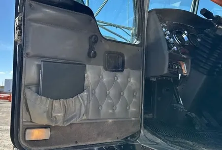 2005 Kenworth W900 Black